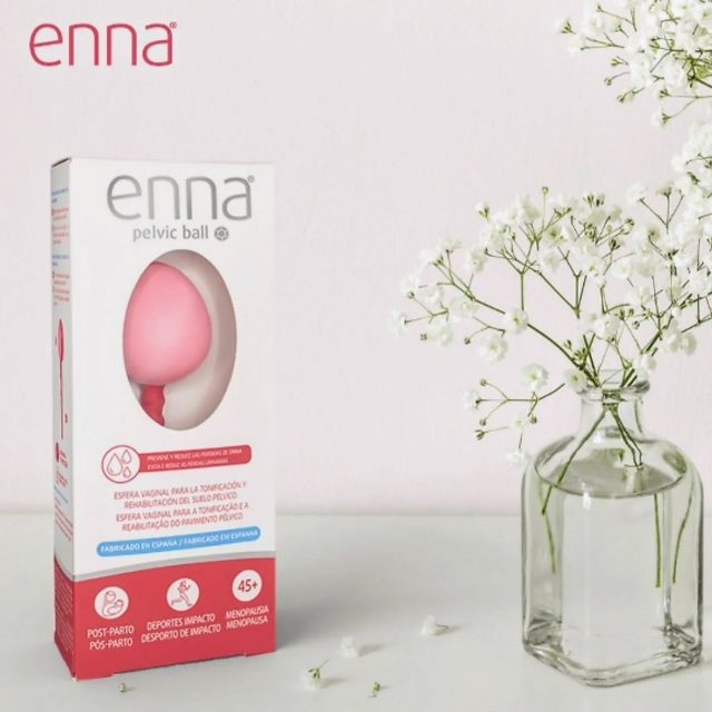 ENNA PELVIC BALL es una esfera vaginal con una microesfera interior que colisiona con sus paredes, generando una vibración que provoca la contracción involuntaria de tu musculatura pélvica. El resultado es una mejora en el tono muscular 💪, la circulación sanguínea🫀 y la lubricación. 

➡️ Puedes usarla si estás planificando un embarazo (para reforzar tu suelo pélvico de cara al parto y también en el postparto tras pasar la cuarentena (consulta con tu ginecólogo). No puedes usarlo durante el embarazo🤰. 

➡️ Si practicas deporte de alto impacto 🏃‍♀️🤾‍♀️⛷️sabrás que debilita el suelo pélvico y puede generar pérdidas de orina,  sequedad vaginal,  prolapso,... 

➡️ si tienes pérdidas de orina consecuencia de la menopausia

🕓 Bastan 10-15 min/día mientras realizas alguna actividad que implique movimiento (al vestirte, mientras paseas, al recoger tu cuarto,...). Pero no realices ejercicio de impacto como correr. 

🧼 Lávala con tu gel íntimo antes de cada uso y si te cuesta introducirla usa un gel hidratante vaginal. Lávala también al extraerla y guárdala en su bolsita. 

👍 Así se fácil y rápido. 

Inicio = úsalo de forma gradual,  comienza por 5 min y ve aumentando 5 min más cada día hasta completar los 15 min en total. 

¿Te animas a usarla?

#enna #ennapelvic #ennapelvicball #kegel #ejerciciosdekegel #bolapélvica #suelopélvico #suelopelvico #suelopelvicosano #suelopelvicofuerte #suelopelvicoyentrenamiento #suelopelvicoejercicios #suelopelvicorehabilitacion #menopausia #menopausiasaludable #menopausiaenforma #menopausainforma #deportealtoimpacto #lubricacion #lubricación #lubricacionvaginal #gelintimo #postparto #postpartoenforma #recuperacionpostparto #ejerciciopostparto #consejofarmaceutico #farmaciam30 #farmaciamoratalaz