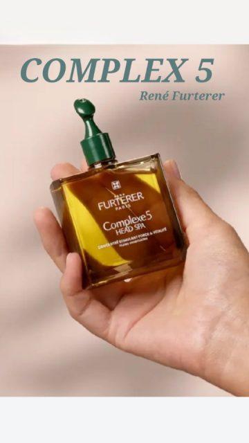 COMPLEX 5 de RENÉ FURTERER: 
FUERZA Y VITALIDAD

Un producto formulado con aceites esenciales "calientes" que provocan vasodilatación, mejorando el riego sanguíneo (y por tanto, la llegada de nutrientes hasta el bulbo capilar). Por ese motivo es posible que sintáis un leve calor y por ello no estará aconsejado en cuero cabelludo irritado o con picores (que lo que necesitan son aceites esenciales "fríos" que aporten frescor y calmen: ASTERA FRESH). A nivel externo detoxifica y provoca una profunda limpieza.

 PARA: 
- mejorar la salud capilar y el aspecto de la melena

- mejorar la penetración de activos si usáis tratamientos capilares (anticaspa, antigrasa, anticaída, ...)

CÓMO:
Es un tratamiento "prelavado" : aplicar raya a raya y realizar un masaje capilar para mejorar su eficacia (multiplicará por 10 el beneficio de los tratamientos que se apliquen a continuación), masajear el cuero cabelludo durante al menos 2 minutos, dejar actuar 5 min y lavar con el champú habitual. 

⏳️CUÁNDO:
usar 1-2 veces x semana (el envase durará 6 o 3 meses respectivamente; el frasco está graduado en la parte trasera para saber qué cantidad de producto hay que aplicar). 

🍃 100% ingredientes naturales procedentes de agricultura biológica

#complex5 #renefurterer #saludcapilar #melenasaludable #cabellosano #cuerocabelludosano #aceitesesencialescalientes #aceitesesencialescapilares #cabellofuerte #vitalidadcapilar #tratamientoprelavado  #farmaciamoratalaz  #farmaciam30 #consejofarmaceutico